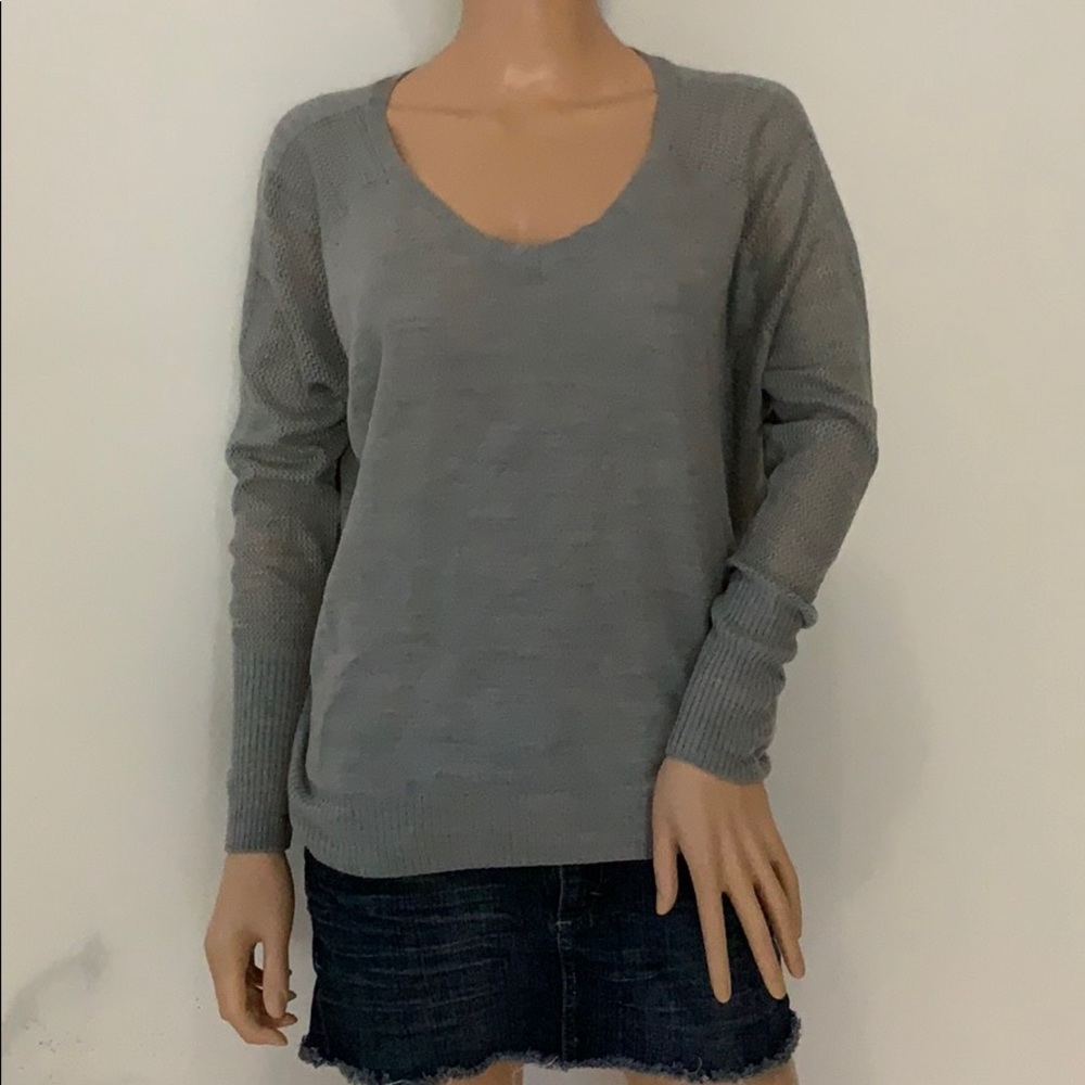 Woman’s Gray Sweater APT 9